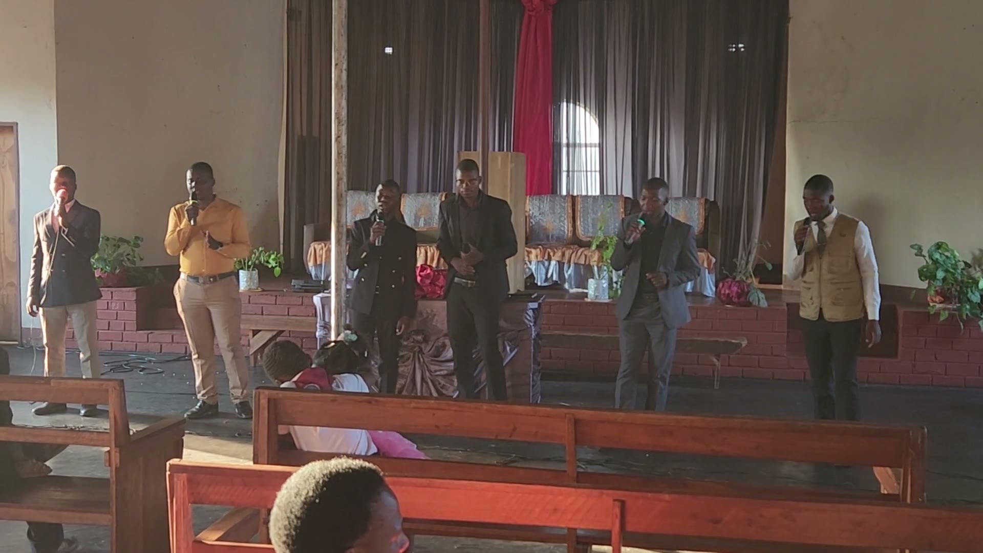 Vocal Union singing Tariro Mhenyu at the worship service